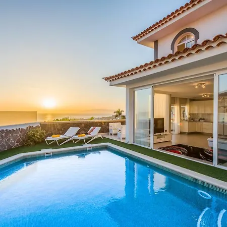 Luxury White With Sea View, Heated Pool 아데제