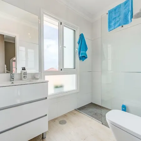 빌라 Luxury White With Sea View, Heated Pool 아데제