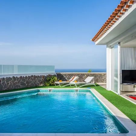 Luxury White With Sea View, Heated Pool * 아데제