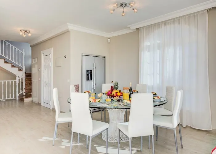 빌라 Luxury White With Sea View, Heated Pool 아데제