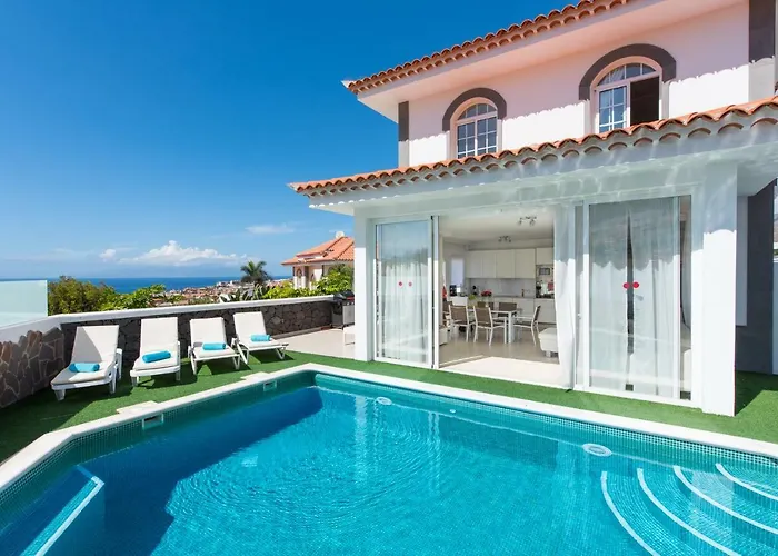 Luxury White With Sea View, Heated Pool 빌라 아데제