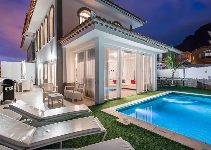 빌라 Luxury White With Sea View, Heated Pool 아데제