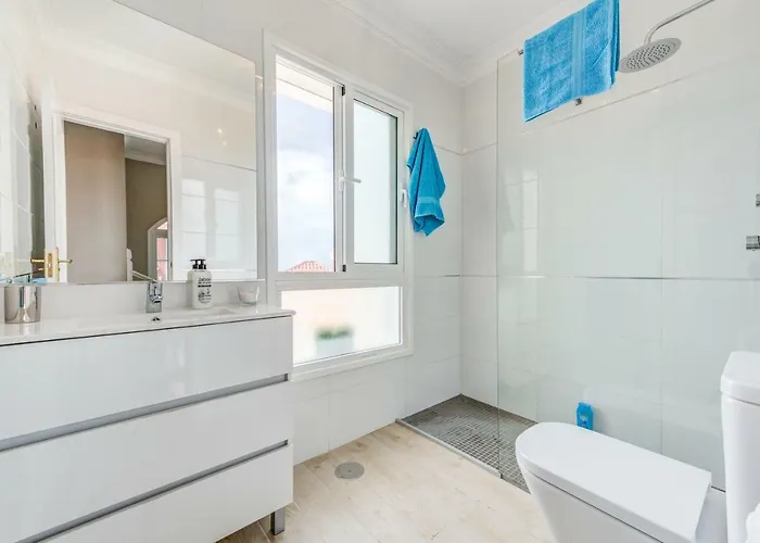 빌라 Luxury White With Sea View, Heated Pool 아데제