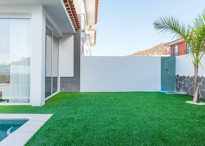 빌라 Luxury White With Sea View, Heated Pool