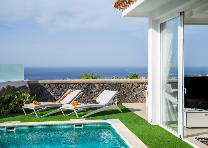 빌라 Luxury White With Sea View, Heated Pool